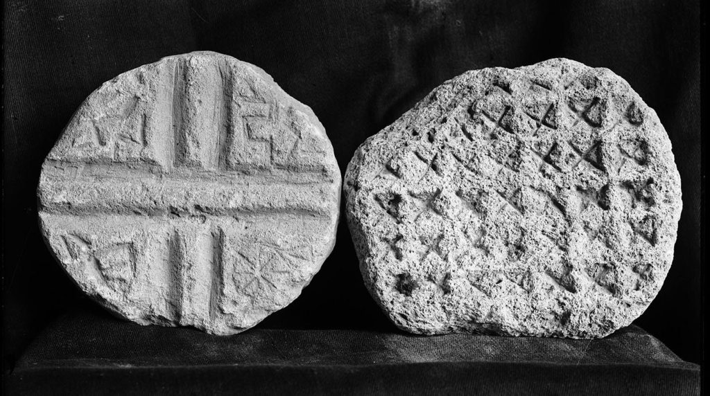 Photo noir et blanc des moules eucharistiques byzantins.