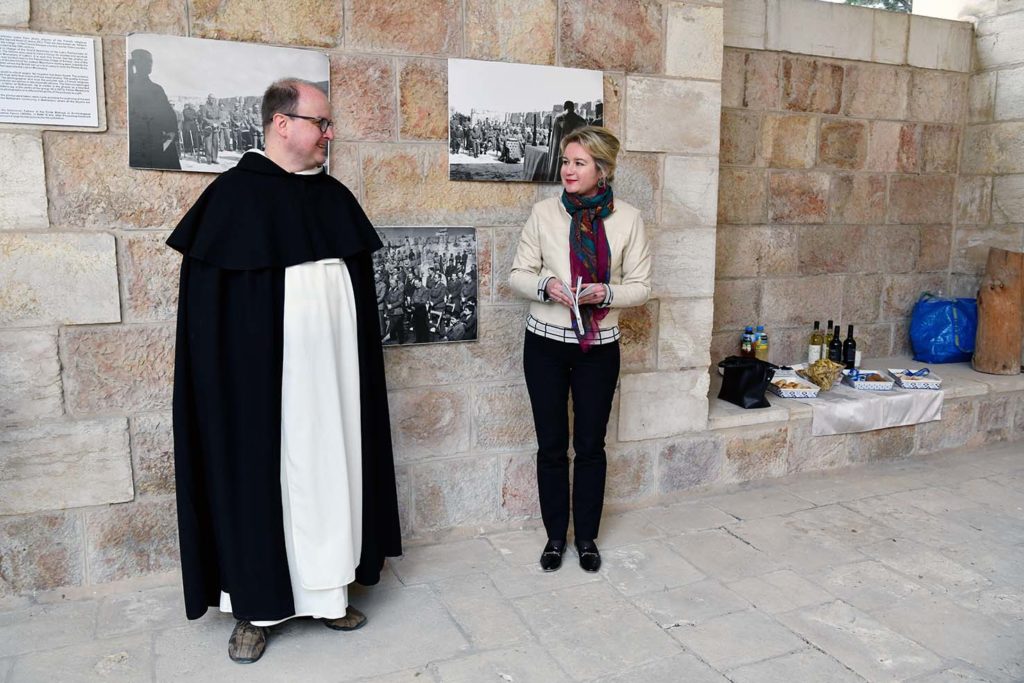 La consule générale et le Fr. Pawel.