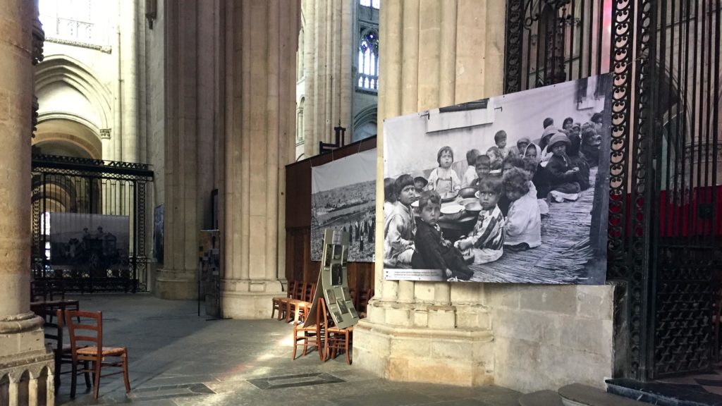 Bannière représentant des orphelins arméniens dans la cathédrale du Mans.