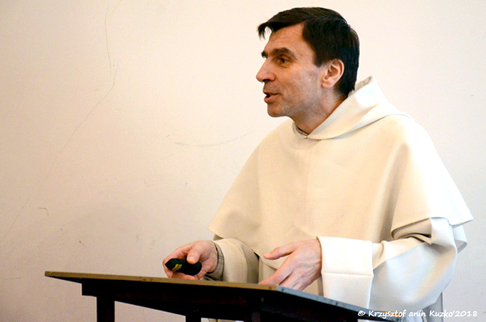 Fr. Krzysztof Modras, prieur de Lublin présente l'exposition.