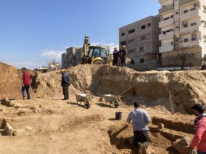 Le cimetière de Saint Hilarion entouré de bulldozers