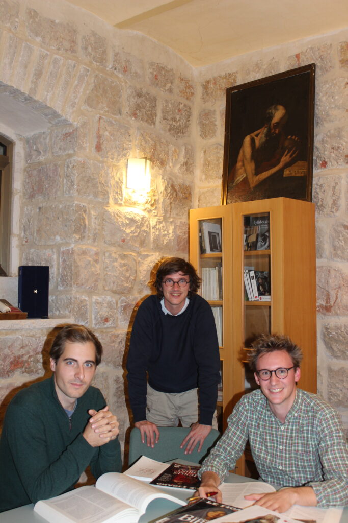 Léo, Nicolas, et Thomas dans les locaux de la Bible En Ses Traditions.