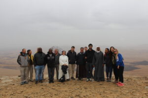 Les élèves devant Mitzpe Ramon